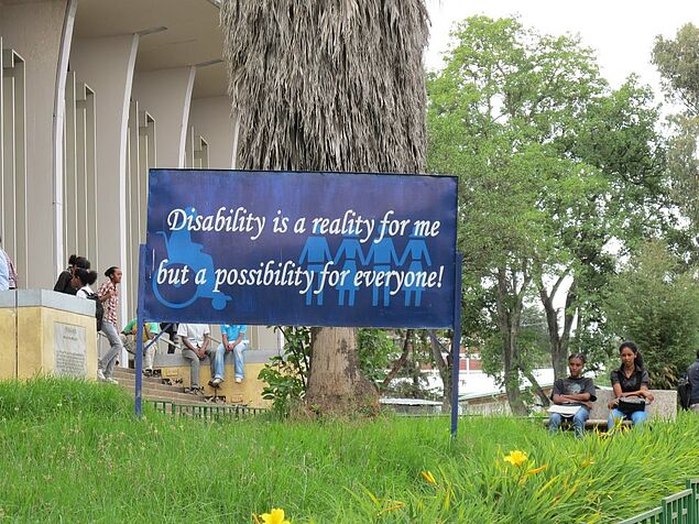 Schild: Behinderung ist für mich Realität, für jeden aber eine Chance.