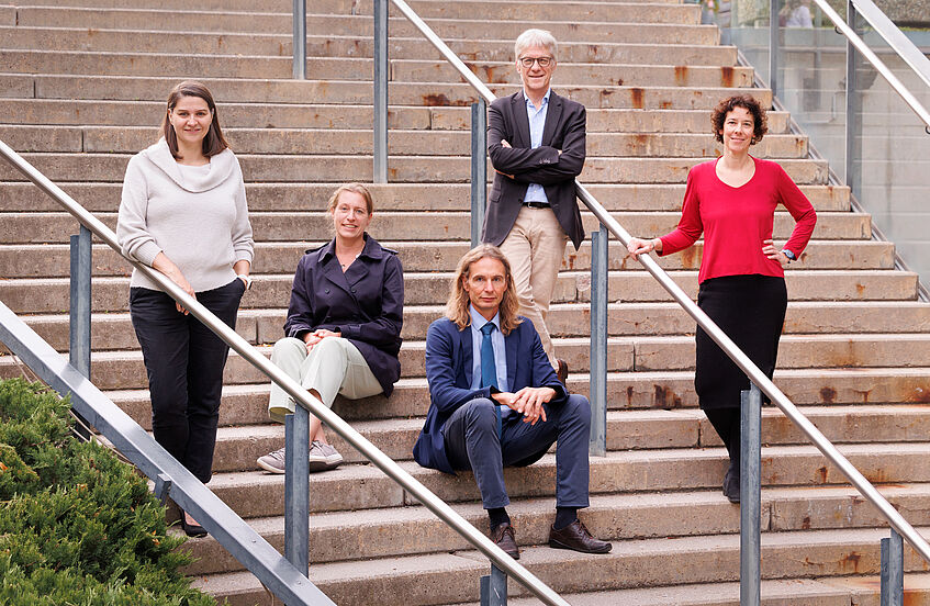 Leitungsteam der Bildungswissenschaft zu Gruppenfoto auf Stufenabgang im Hof Unicampus aufgestellt